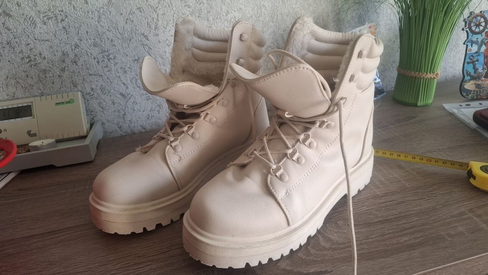 Nowe buty kremowe zimowe rozm 41