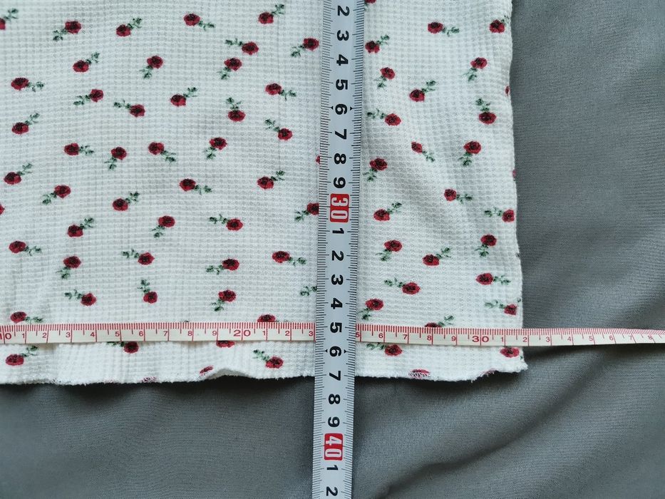 Жіночі футболки (кроп-топ) біла з квітковим і вишневим принтом