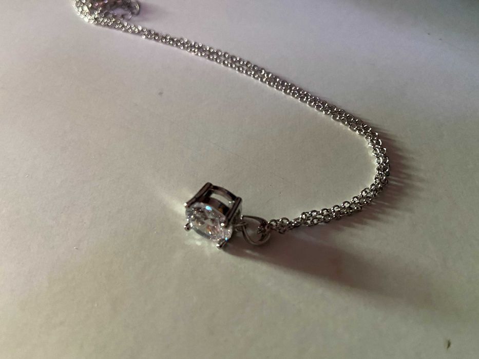 Colar com pingente brilhante