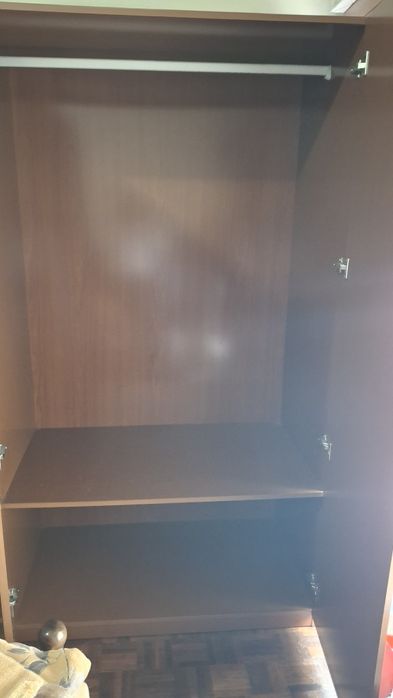 Armário de roupa em madeira