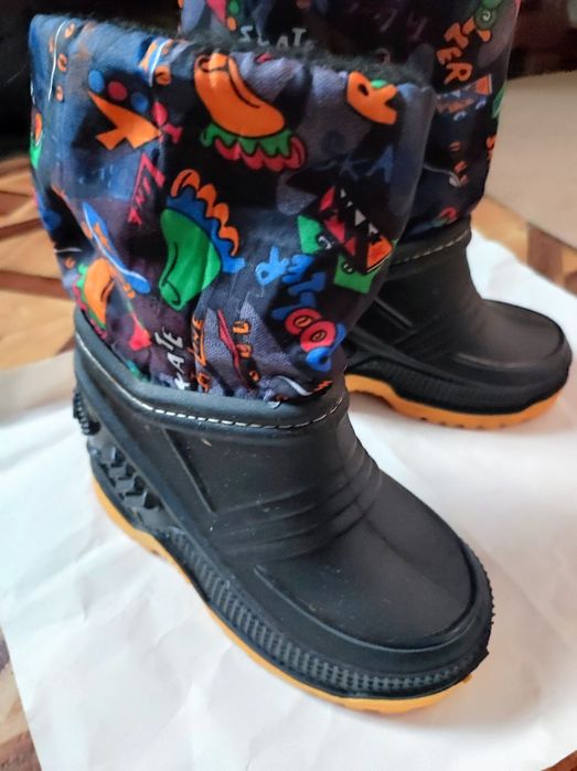 Продам дитячі чобітки на вік 1-1,5 роки.