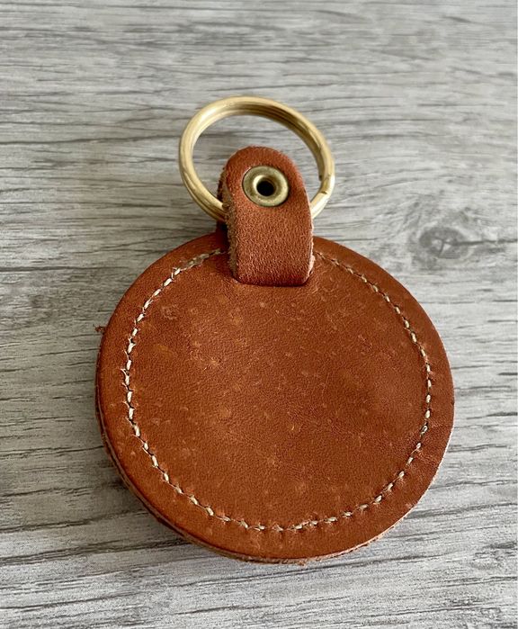 Porta-chaves antigo de couro castanho com relevo de cavalo