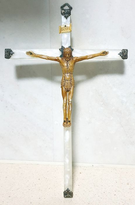Antigo crucifixo com Cristo em celuloíde  e cruz cor madrepérola