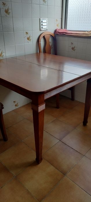 Mesa de madeira extensível com 4 cadeiras