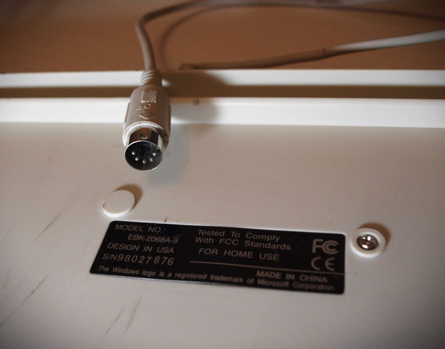 Клавіатура Microsoft  для старих ПК з роз'ємом DIN-5 (великий PS/2)