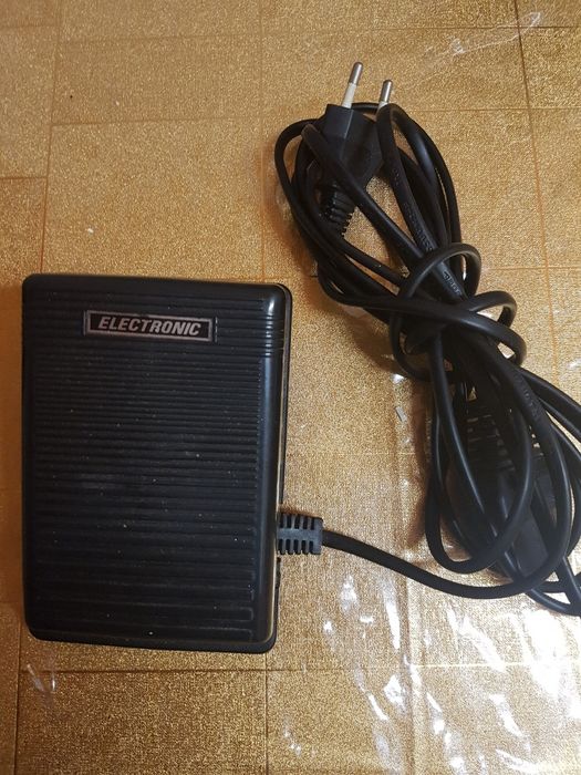 Máquina de costura marca BERNETTE