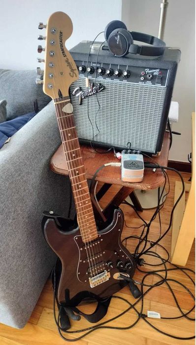 Pack Guitarra Elétrica – Squier Stratocaster + Fender Frontman 15G + Pedal Reverb