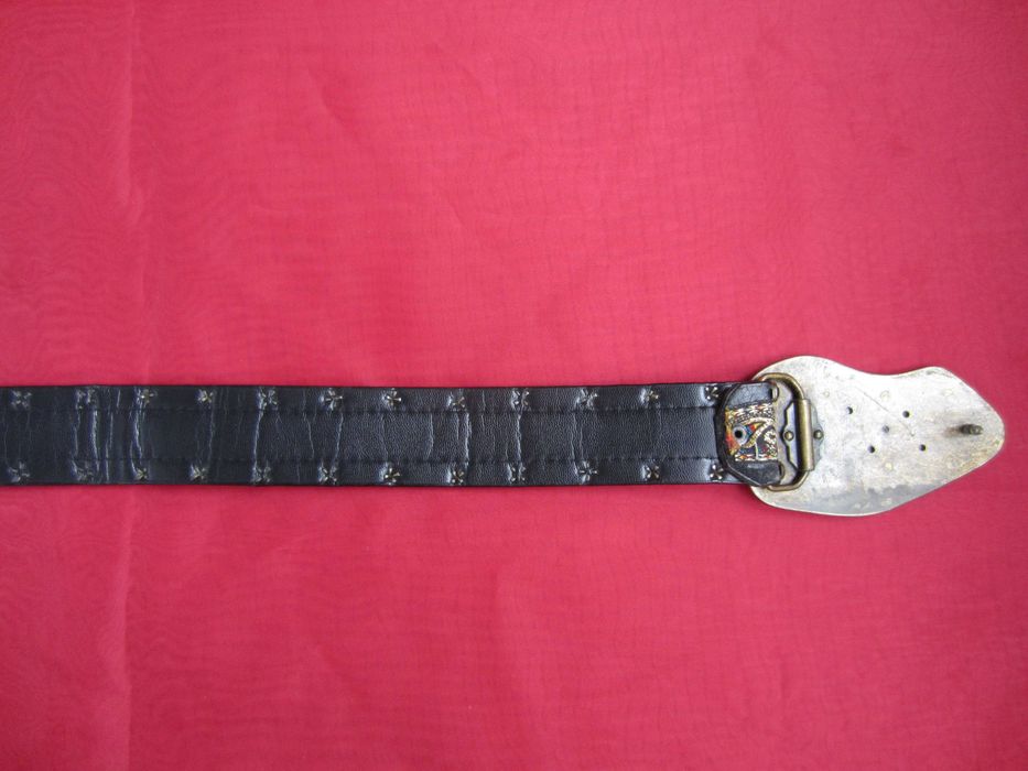 Женский пояс с бляхой, украшенной "драгоценными" камнями, недорого