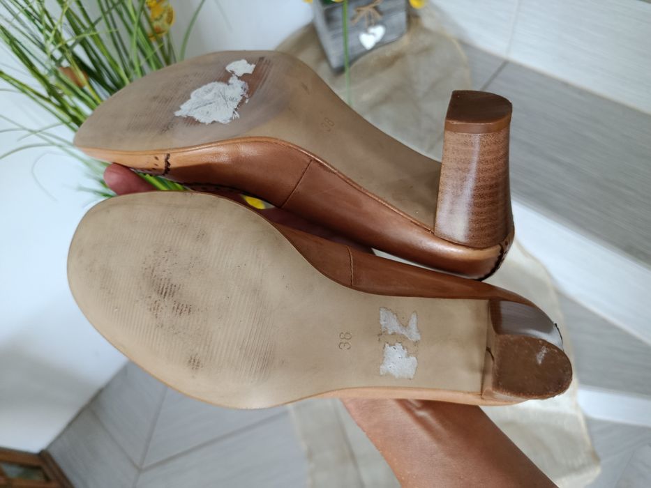 Buty damskie skórzane na obcasie  38