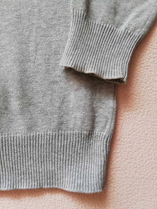 Swterek z dekoltem V firmy Reserved, rozmiar 134cm