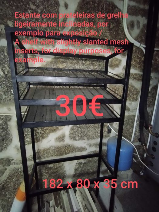 Estante com prateleiras inclinadas