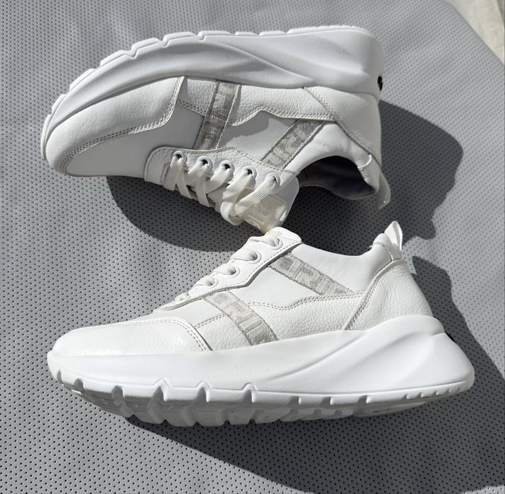 Кросівки жіночі з натуральноі шкіри,нові