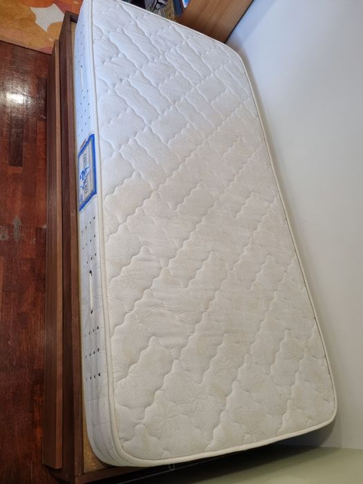 Cama dupla de gaveta em mogno