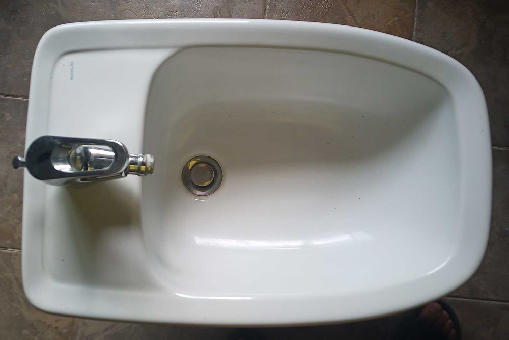 Bidé com torneira