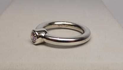 Srebrny pierścionek z cyrkonią okrągła obrączka R.11