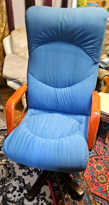 Офисное кресло с регулировкой высота и наклон