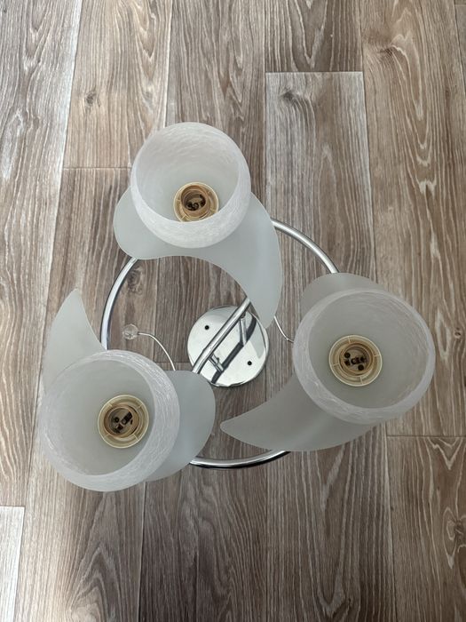 Продам люстру на три лампи не ьита