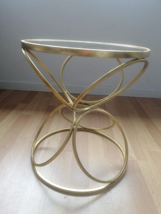 Conjunto de mesas de apoio douradas