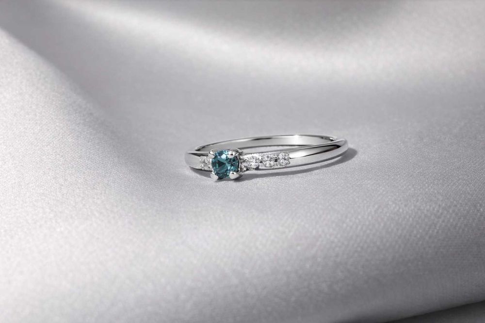Элегантное кольцо из белого золота с  топазом London Blue
