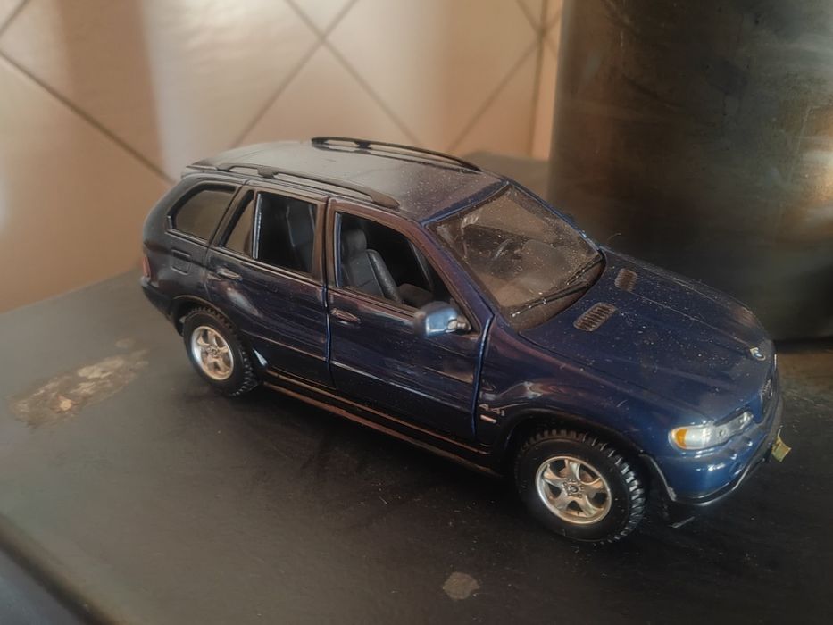 Model BMW X5 w skali 1/24