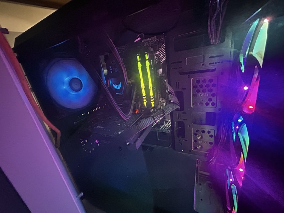 Vendo PC GAMING COMPLETO COM SECRETARIA MONITOR PERIFERICOS PS4 e televisao  e retiro os adesivos se necessario a com mais um rato e eum teclado