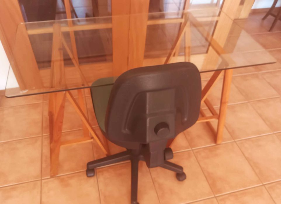Mesa em vidro com cadeira