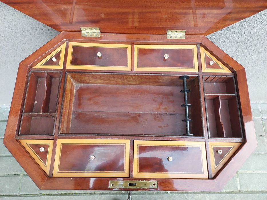 Stary finezyjny stolik niciak secesja mahoń  D096