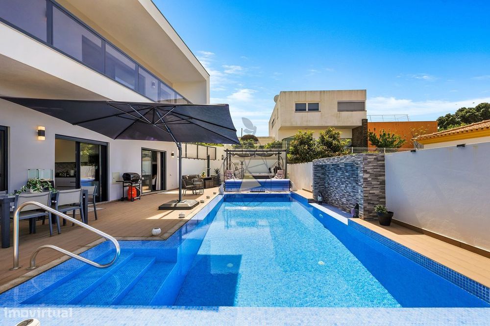 Moradia Independente com Piscina e Garagem em Monte Canelas - Portimão