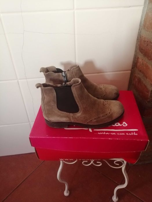 Botas Tapadas 32 em pele/camurça lindas