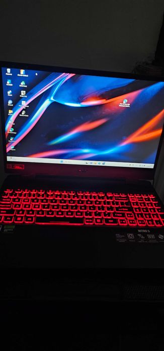 Sprzedaję laptopa, używam go od miesiąca.