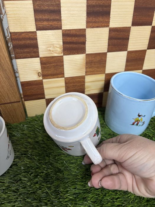 Canecas antigas com motivos infantis