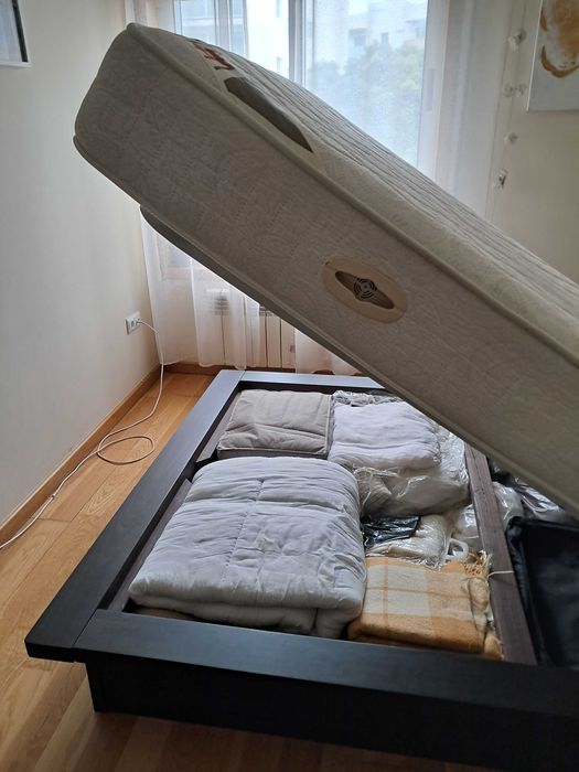 Cama de casal em madeira de castanho e pele
