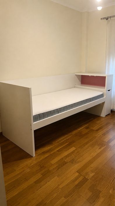Cama + colchão (modelo Ikea com arrumação)