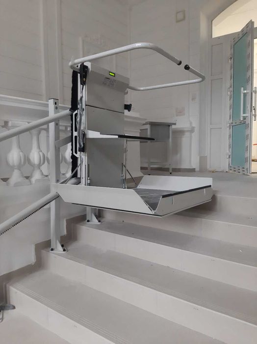 Підіймальна прямолінійна присходова платформа