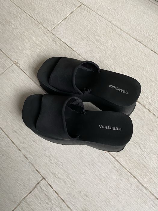 Шльопанці на платформі Bershka