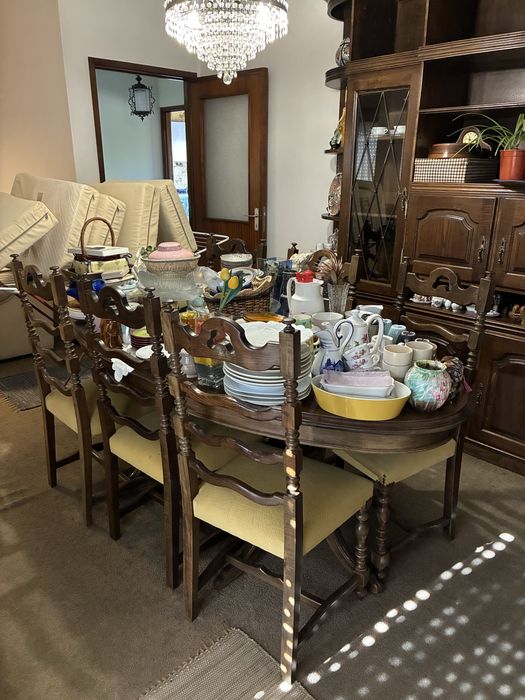 Mobilia de sala em castanho