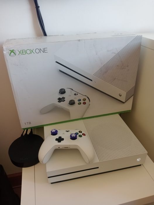 Xbox One S  1 TB  Super Stan plus Pad
