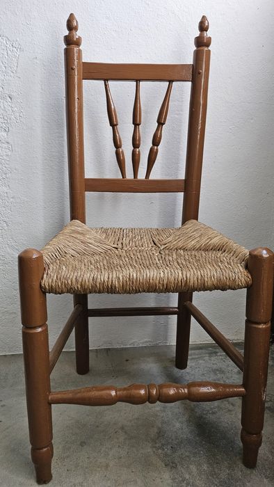 2 Cadeiras de madeira com tampo de palha.  Em muito bom estado.