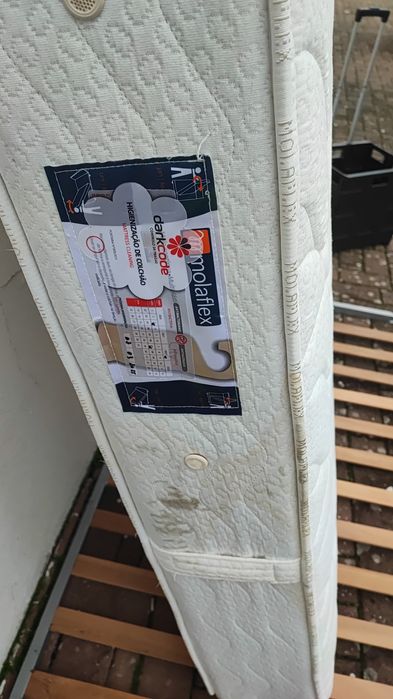 Entrego Estrado com pés e Colchão 200*110 Molaflex desinfetado