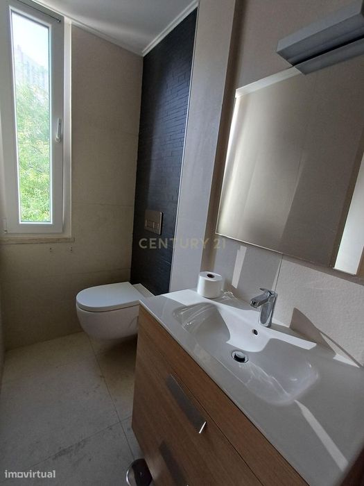 Apartamento T4 remodelado e com varandas frente ao Spacio Shopping dos