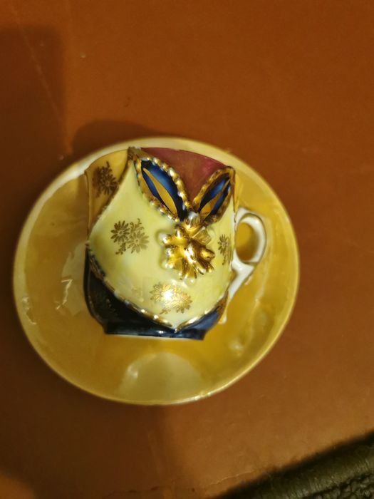 Chavena antiga e pires