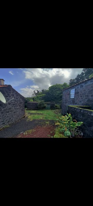 Terreno com 2 casas ilha do Pico