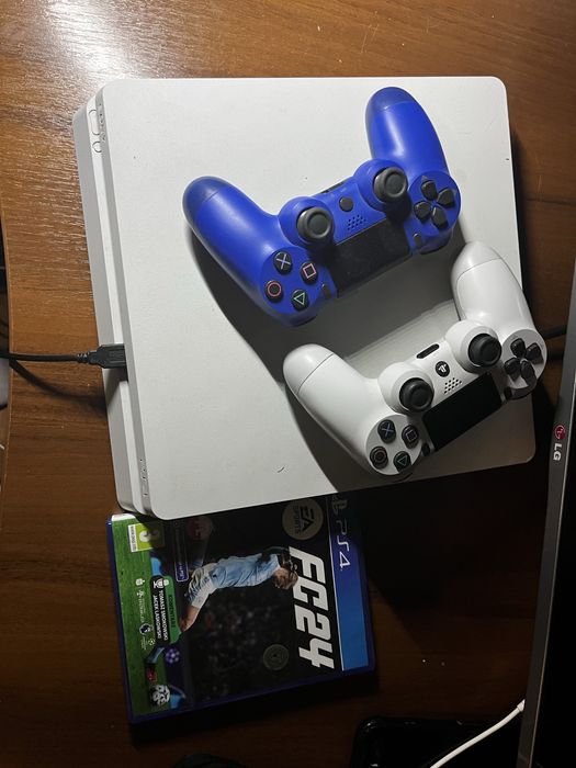 PlayStation 4 Slim 500GB + 2 геймпади + FC 24
