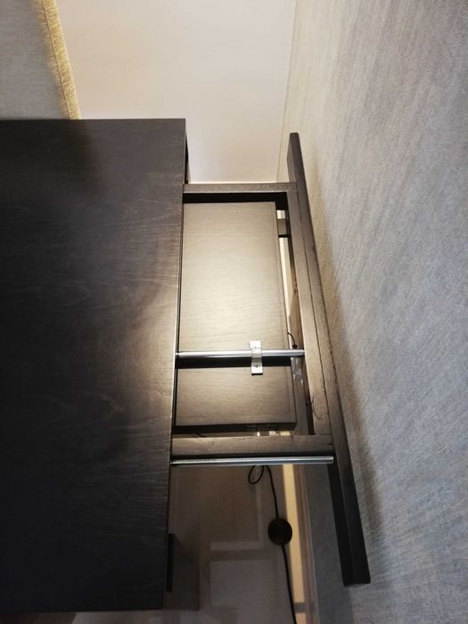 Mesa extensível, de cor preta em carvalho