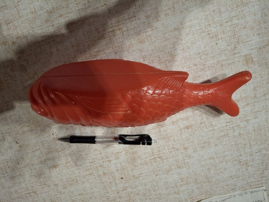 Brinquedo português Hércules grande peixe plástico