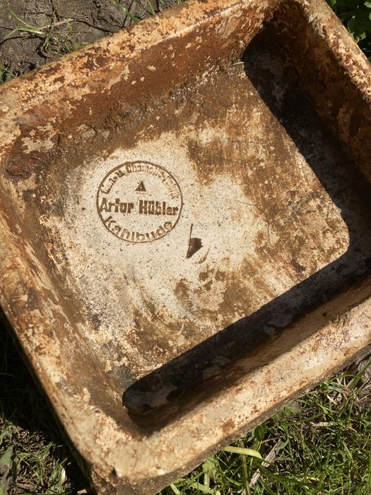 Piec kaflowy. Kafle po rozbiorce pieca.