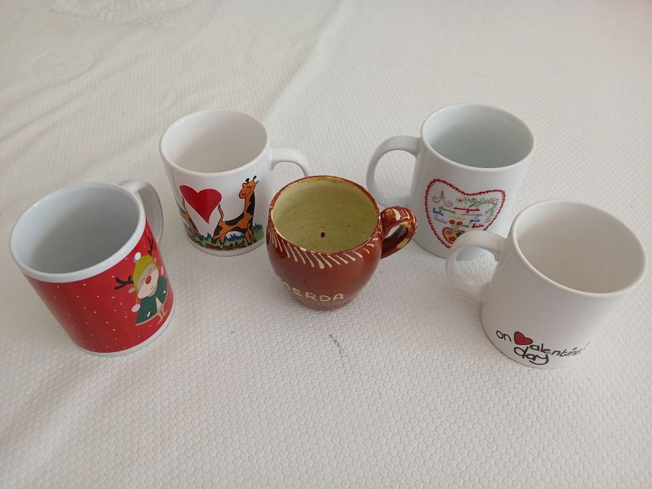 Canecas ou chávenas diversas,  cada uma