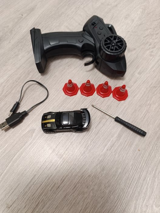 Міні-дрифтова машинка 2.4G, високошвидкісна радіокерована машинка для дрифту, повний привід (4WD).