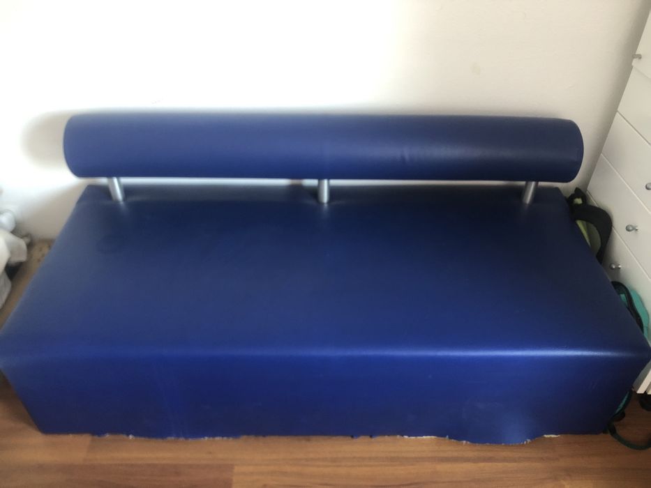 Sofa azul confortavel