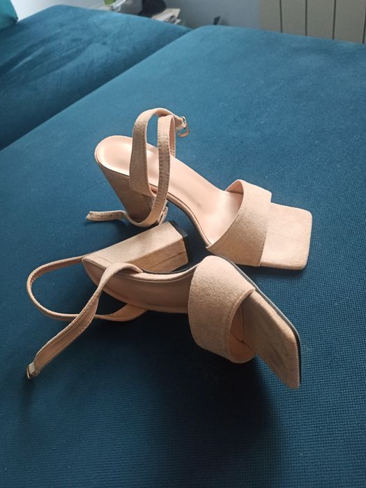 Nowe beżowe sandały 35